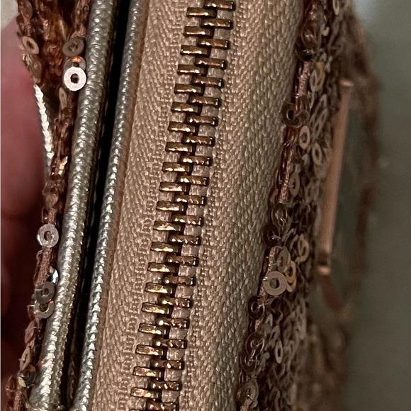 Disney Parks Lounge fly EUC Gold Sequined Minnie Mouse Ear Bow Wallet Clutch - Picture 8 of 12